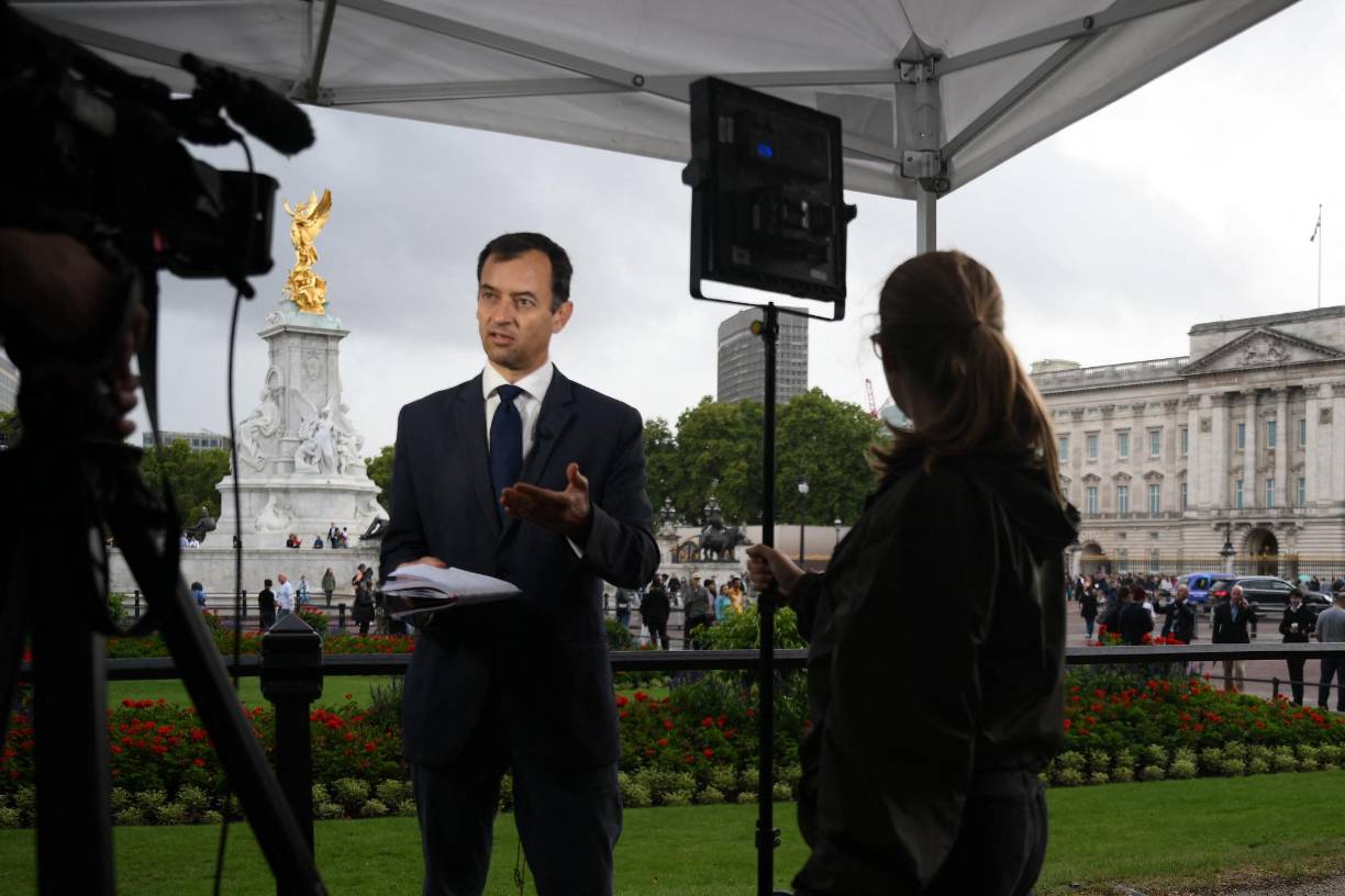 Además, la cadena pública BBC ha suspendido su programación habitual, lo que ha desatado las especulaciones sobre un posible anuncio oficial en las próximas horas. 