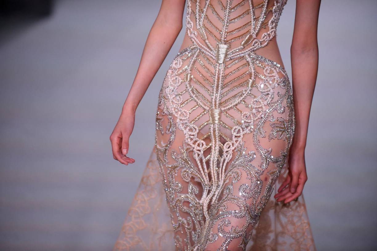 ”Mis clientas ya no quieren sujetadores” explicó a la AFP el creador francés Julien Fournié. Para este diseñador, un bañador de una sola pieza puede ser bordado y convertirse en vestido de noche. ”La idea es llevarlo con mucha libertad y con mucha... desnudez. Volver a apropiarse del cuerpo herido por el covid”, explicó. 