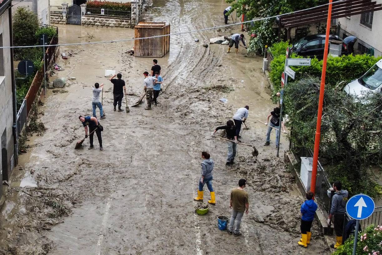 En los lugares donde las aguas estaban disminuyendo, los habitantes limpiaban casas y calles cubiertas de barro y escombros. 