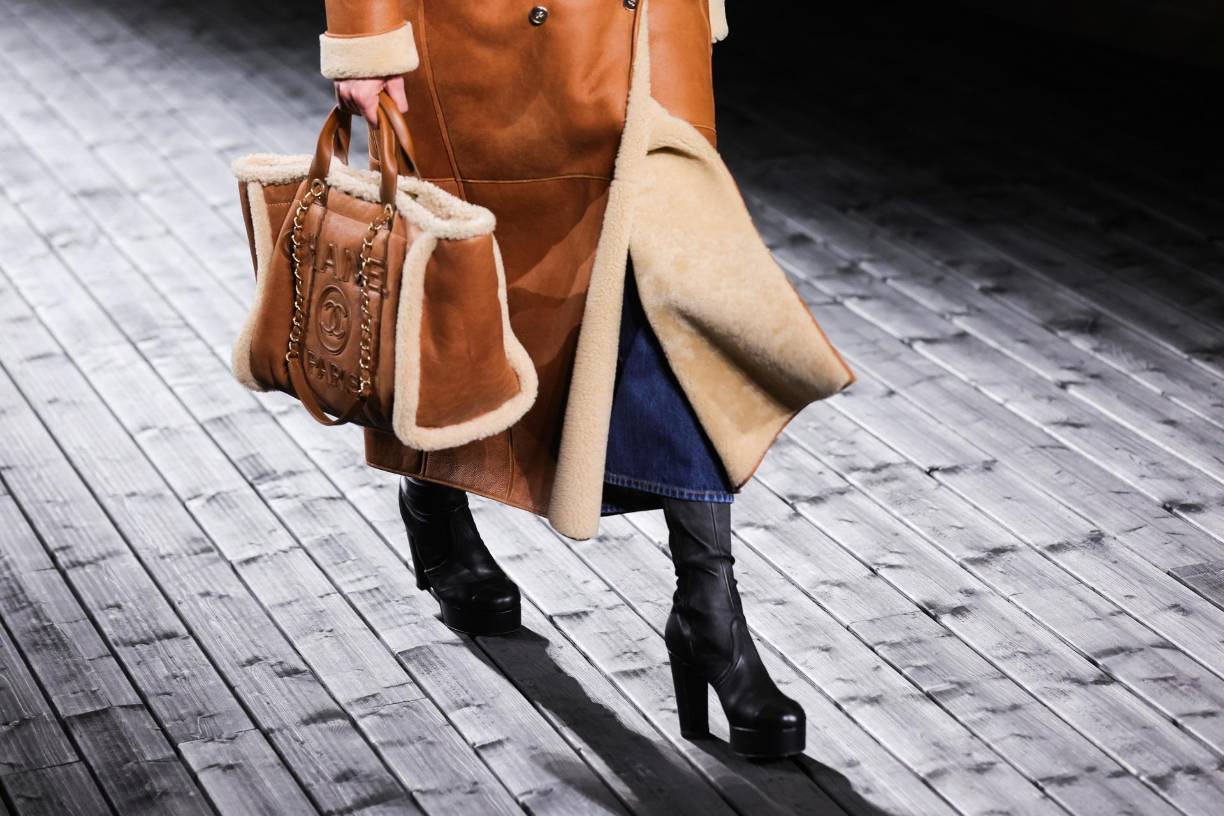 Prada es otro nombre que ha sido clave en la vuelta de los bolsos grandes. La marca italiana ha logrado hacer de los bolsos maxi una parte integral de su visión de la moda utilitaria y sofisticada.Miuccia Prada, la mente creativa detrás de la casa, ha introducido modelos como el ‘Galleria’ y el ‘Double’, con un enfoque en la practicidad diaria, pero sin dejar de lado el toque refinado que caracteriza a la firma en materiales ligeros y resistentes, combinados con un diseño elegante y minimalista.