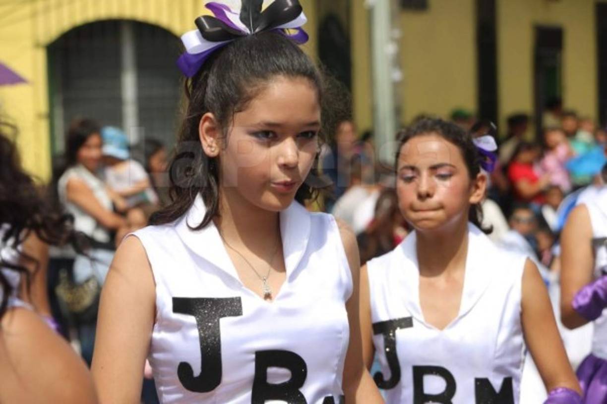 Organizados en redes educativas, los alumnos de excelencia académica de unos 11 centros educativos organizados en la Red Unidos Haremos Diferencia, desfilaron con orgullo en las calles de la ciudad.<br/>