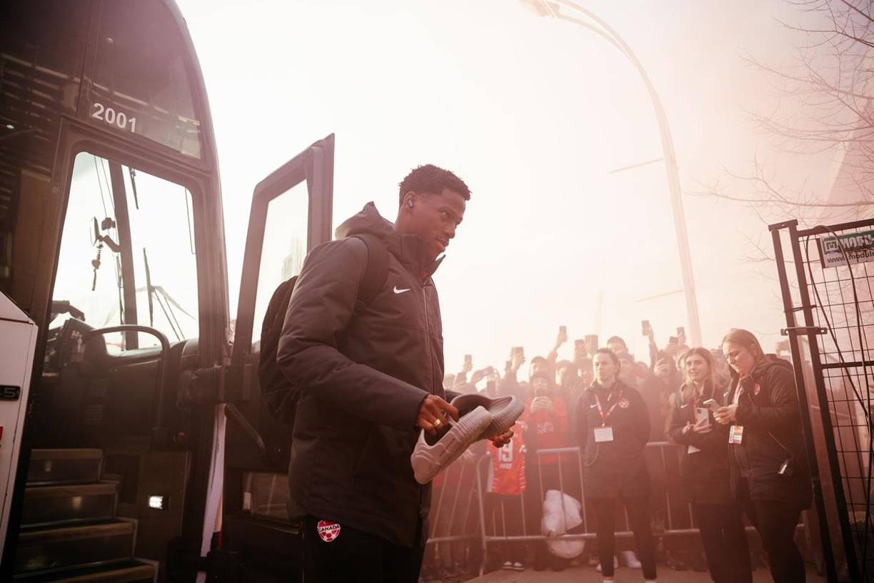 Los jugadores de la Selección de Canadá recibieron el apoyo de su afición.