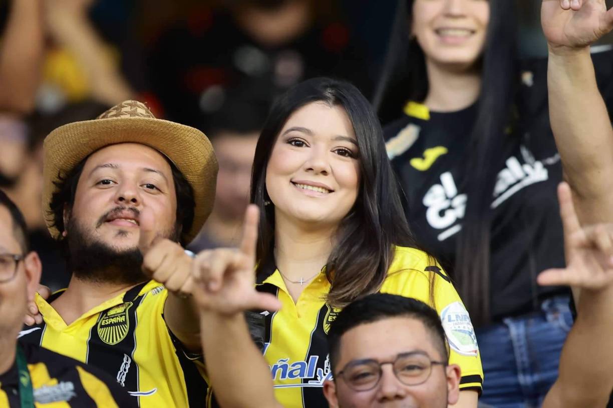 Ambientazo y lindas chicas en el Morazán con el Real España-Alajuelense por Liga Concacaf