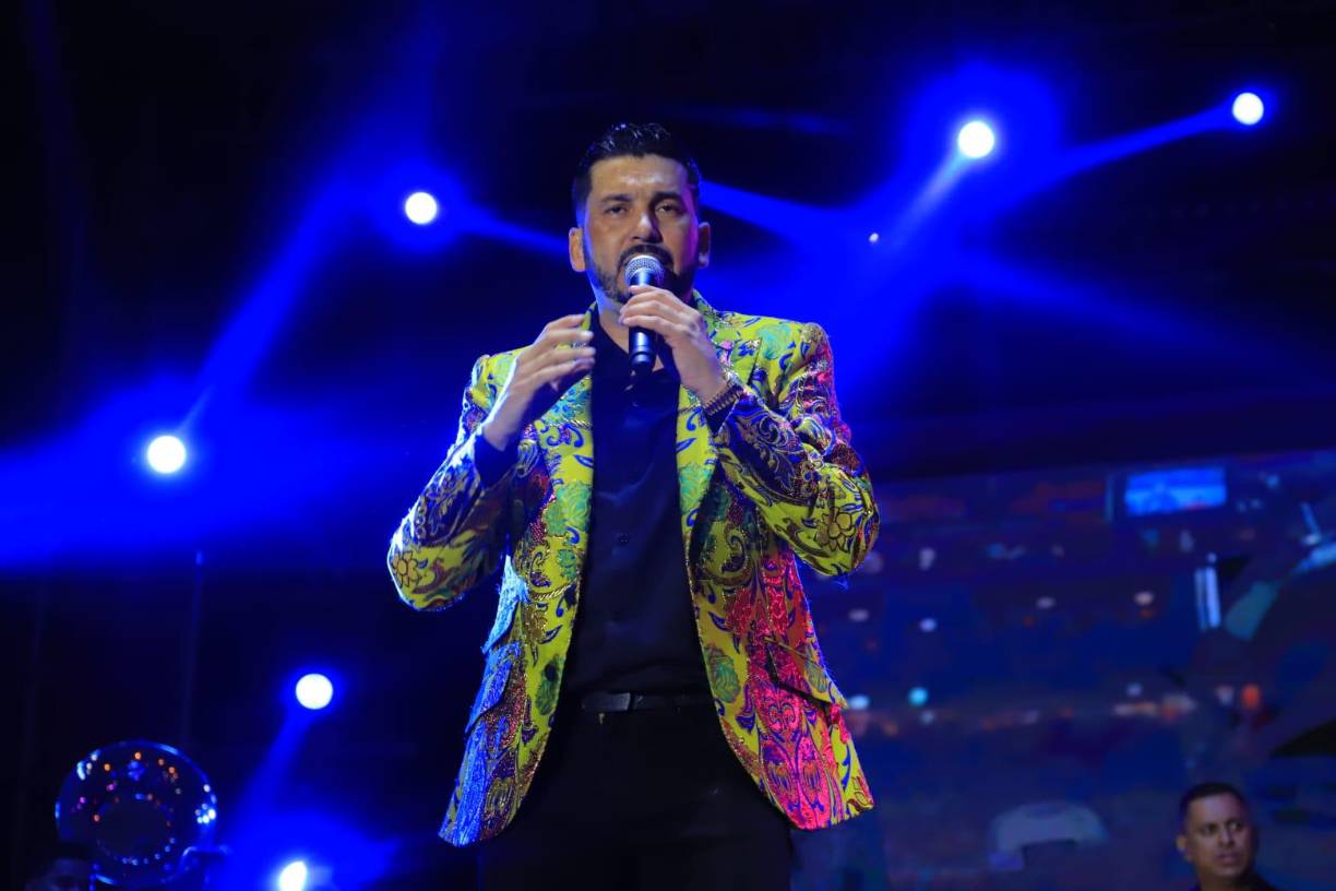 En una noche fresca y con la luna llena de testigo, Luis Ángel “El Flaco” , puso a bailar, cantar e hizo volver a enamorarse a los cientos de fans que se dieron cita el jueves pasado en las instalaciones de Expocentro.