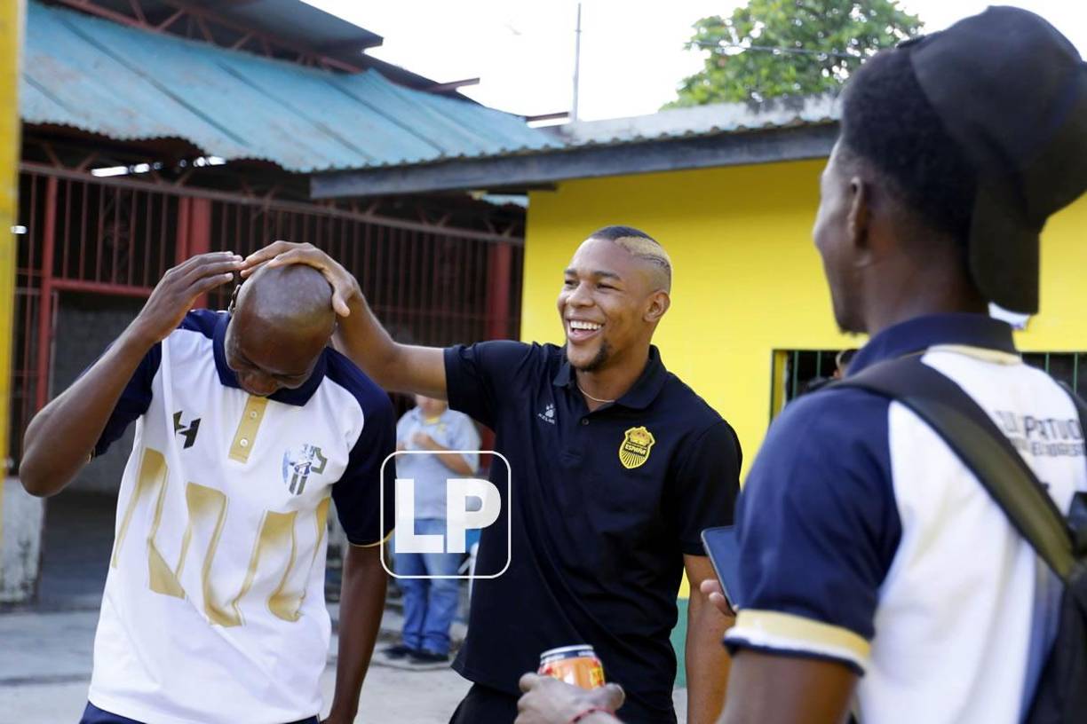 Buen rollo entre jugadores del Honduras Progreso y Real España.