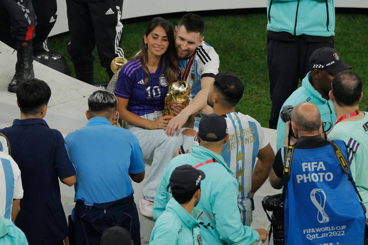 Antonela Roccuzzo acompañó a Messi en la celebración con la Copa del Mundo en manos.