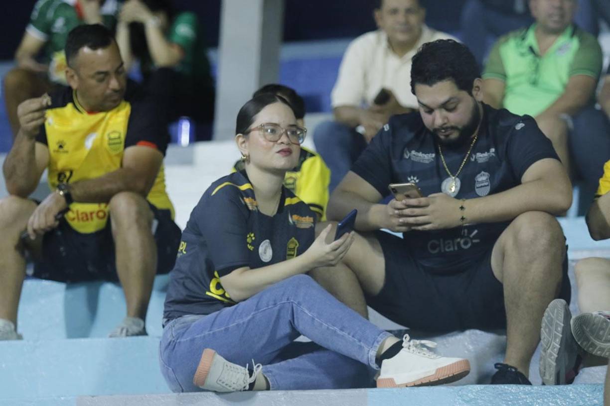 Esta linda aficionada del Real España, muy atenta al ambiente en el Morazán.