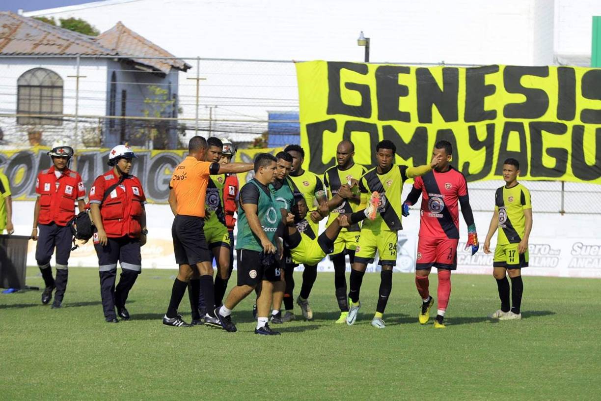 Los propios jugadores del Génesis tuvieron que sacar a la fuerza a su compañero, quien no quería salir del campo.