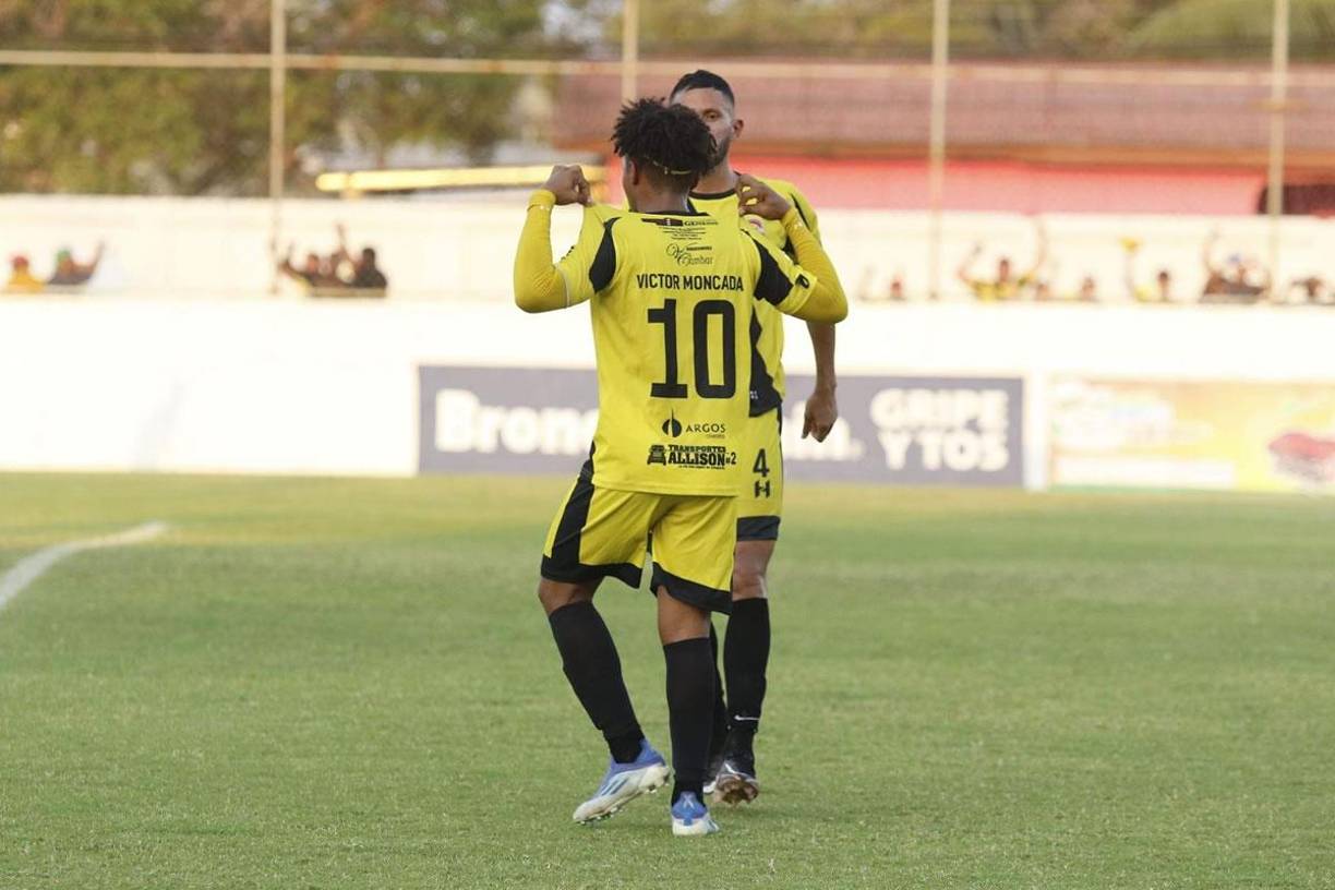 Así celebró Víctor Moncada su gol de penal que mandó el partido a los penales.