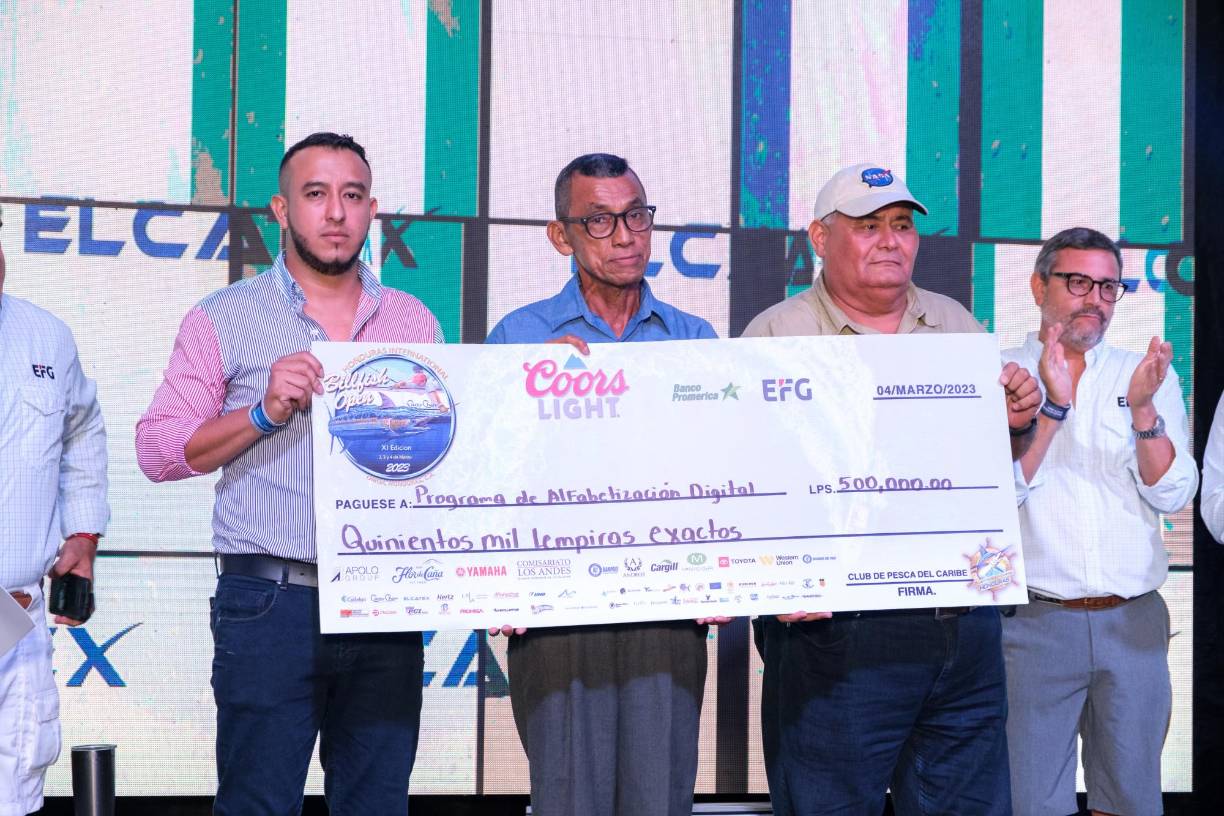 Medio millón de lempiras se entregaron al Programa de Alfabetización Digital, con el cual se espera reducir de gran manera la analfabetización que tanto afecta a nuestros niños y juventud. 