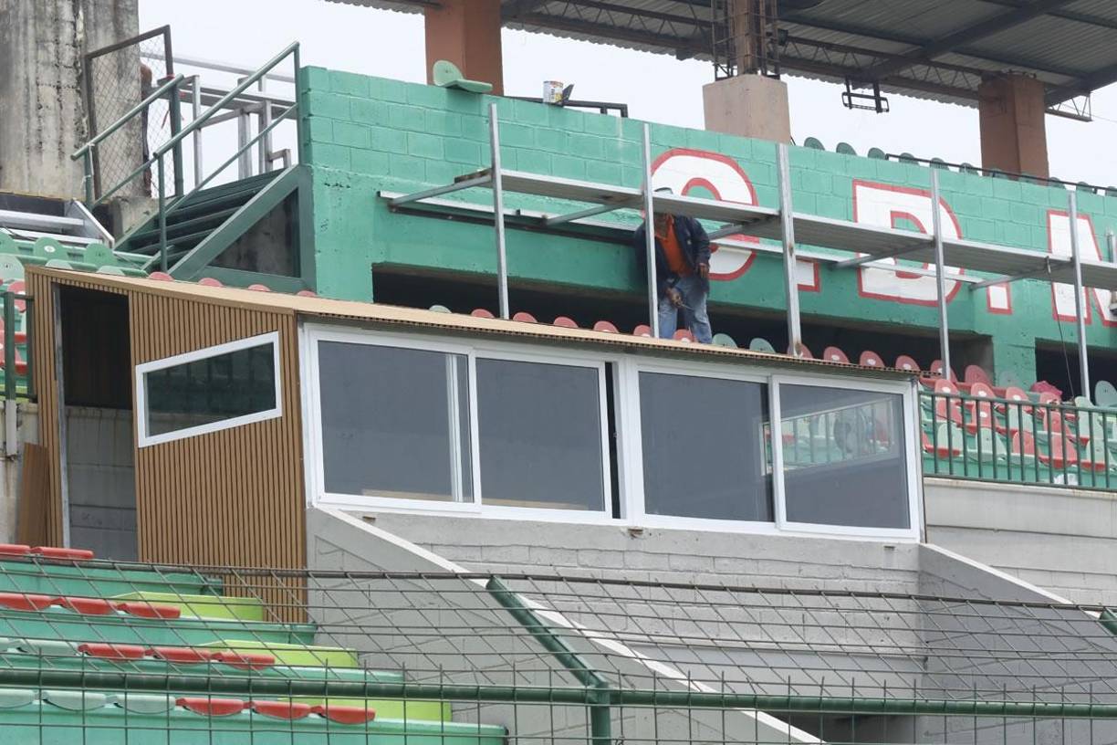 Marathón instaló cabinas de radio para las emisoras de transmisión. Además, la tarima de color gris será un acceso para los aficionados del área VIP.