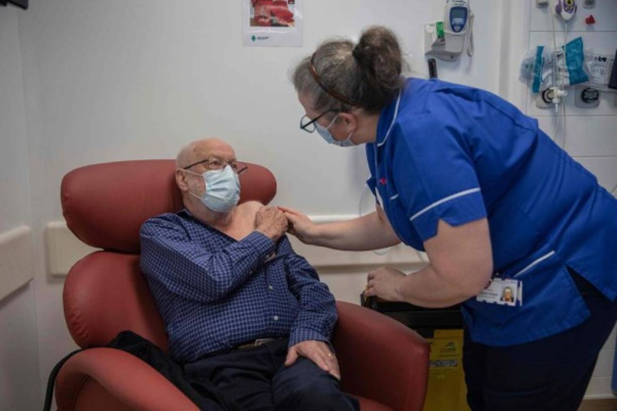 El Reino Unido se ha convertido además en el primer país occidental en empezar a vacunar a la población en un momento en que la pandemia ya deja más de 1,5 millones de decesos en todo el mundo y 67 millones de contagios, según las cifras oficiales.