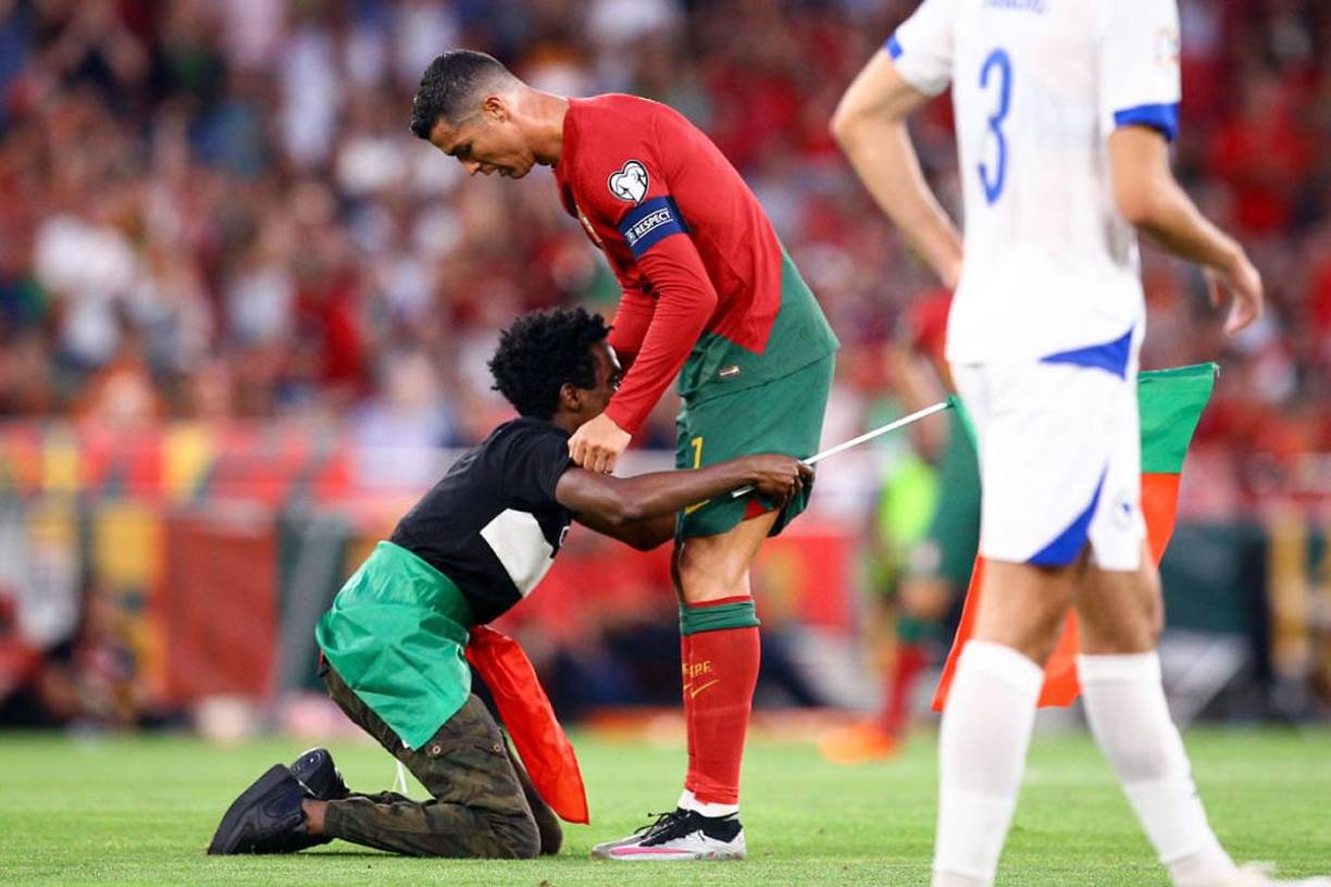 El aficionado comenzó a abrazar a Cristiano Ronaldo y luego se puso de rodillas ante el astro luso del Al Nassr FC.