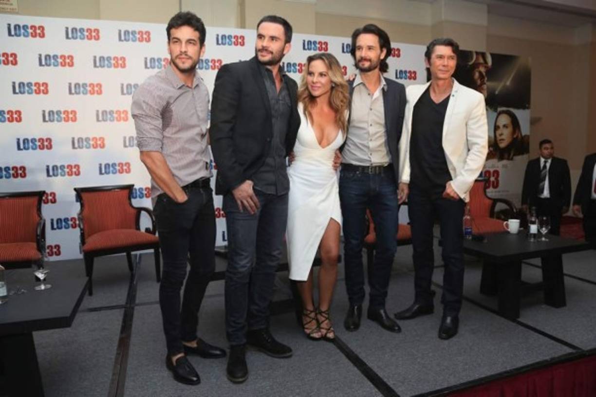 La actriz junto con sus compañeros del filme.