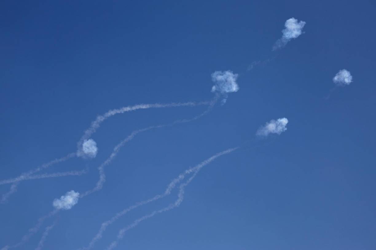 Además, Israel cuenta con otros sistemas de defensa antimisiles, como el Arrow, que actúa contra los misiles balísticos, y el sistema David’s Sling, cuyo objetivo es contrarrestar ataques de cohetes o de misiles de medio alcance. 