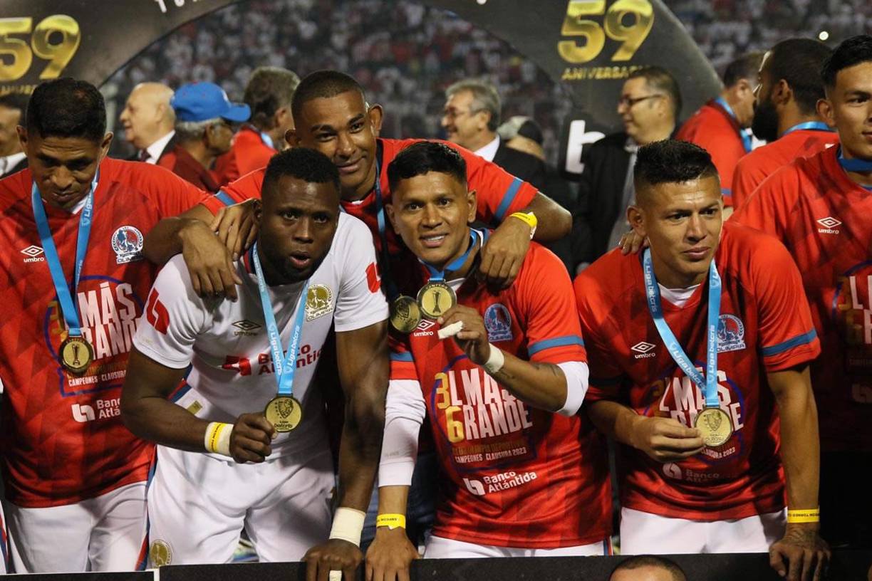 Yustin Arboleda, Brayan Moya, José Mendoza, Juan Pablo Montes y Jonathan Paz posando con sus medallas.