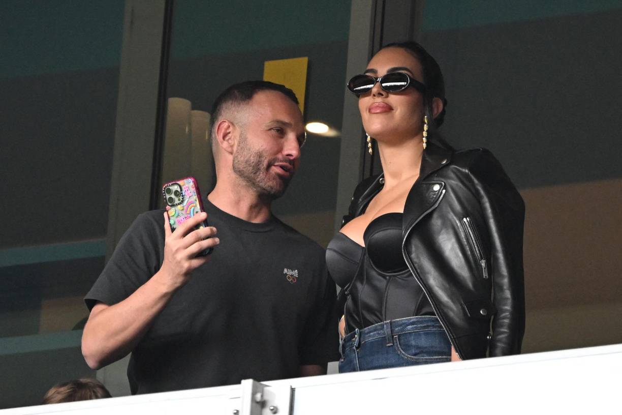 Con su familia entera en el palco, Cristiano Ronaldo estaba de buen humor en la Eurocopa, eso sin haber marcado.