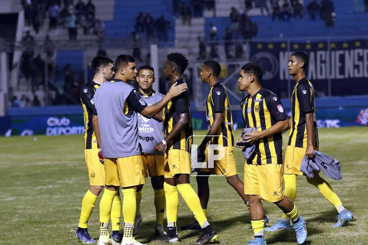 Los jugadores del Real España celebrando la victoria sobre el Motagua, al que le quitaron el invicto.