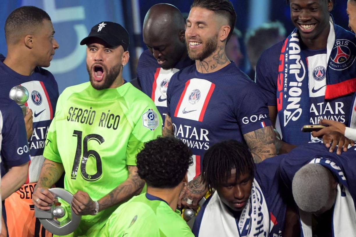 El ‘perdido’ Neymar, fuera de las canchas por lesión desde febrero, apareció en los festejos del PSG.