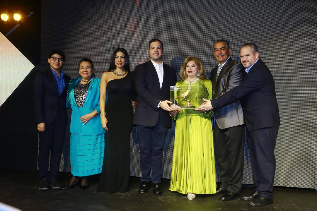 Maritza Soto de Lara junto a su familia luego de recibir su Zorzal Dorado.