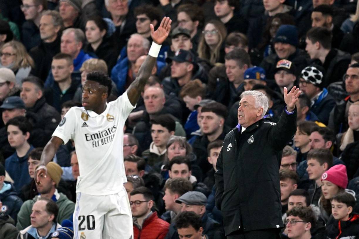 Vinicius y Carlo Ancelotti compaginados con la mano izquierda arriba.