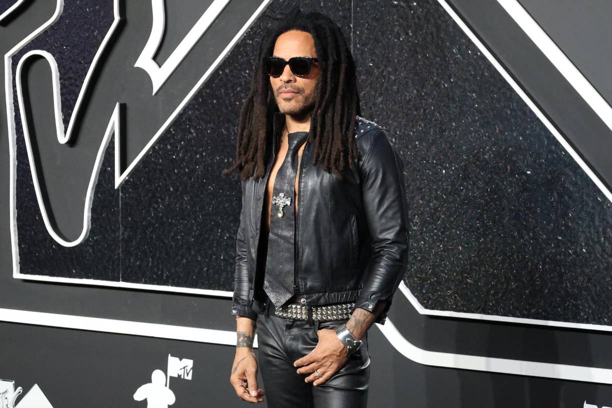 El cantante Lenny Kravitz siempre con su look rockero, pero sobrio y elegante.