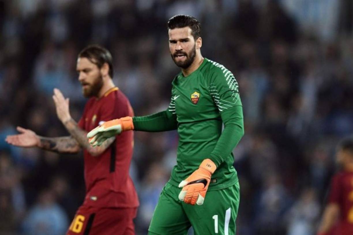 Según RMC Sport, el Real Madrid realizará a la Roma una oferta formal por su guardameta brasileño Alisson Becker, con un valor cercano a los 70 millones de euros. No obstante, tiene contrato en vigor hasta 2021 y el conjunto romano no facilitará la salida de uno de sus jugadores más importantes. El meta es considerado una de las grandes revelaciones de la temporada en Europa, es internacional con Brasil y ha sido clave en el pase de la Roma a las semifinales de la Champions League. Foto AFP