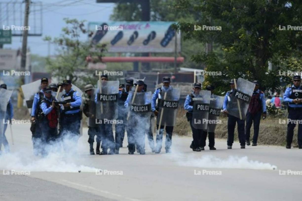 Maestros y médicos hondureños iniciaron un paro para exigir la derogación de dos decretos ejecutivos denominados PCM por considerar que ambas iniciativas de ley están orientadas a la privatización de la salud y la educación, y a despidos masivos de personal.<br/>