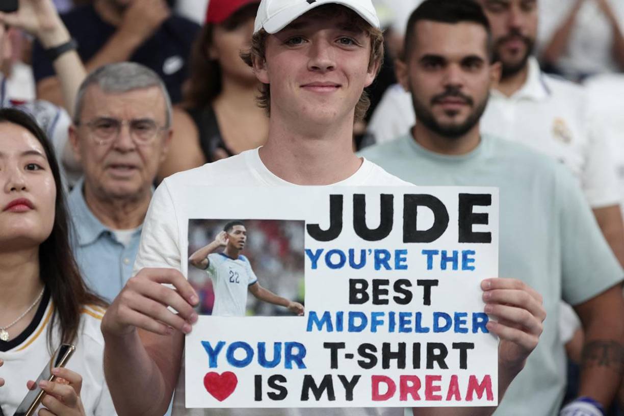 Este aficionado le pidió la camiseta a Jude Bellingham con esta pancarta.