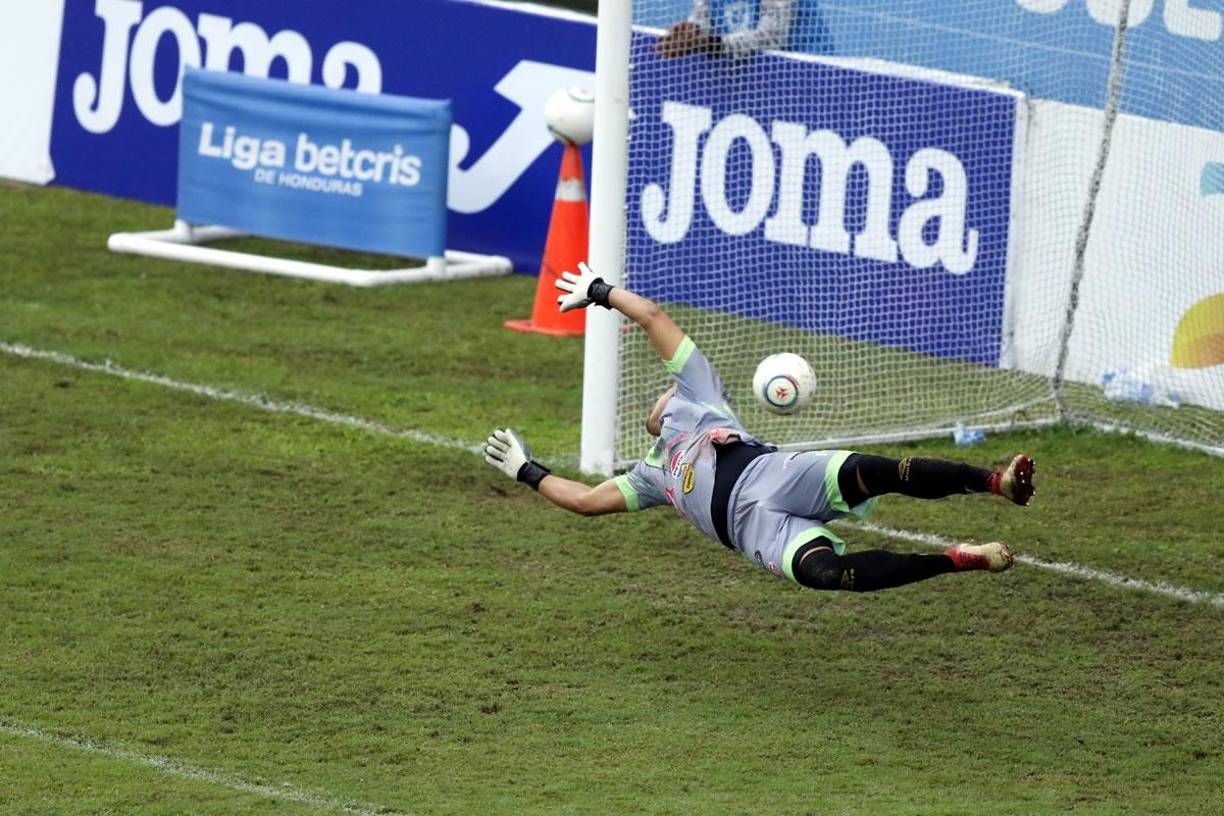 El portero del Génesis, Gerson Argueta, tampoco pudo parar el disparo de Alexy Vega en el 2-0 del Marathón.