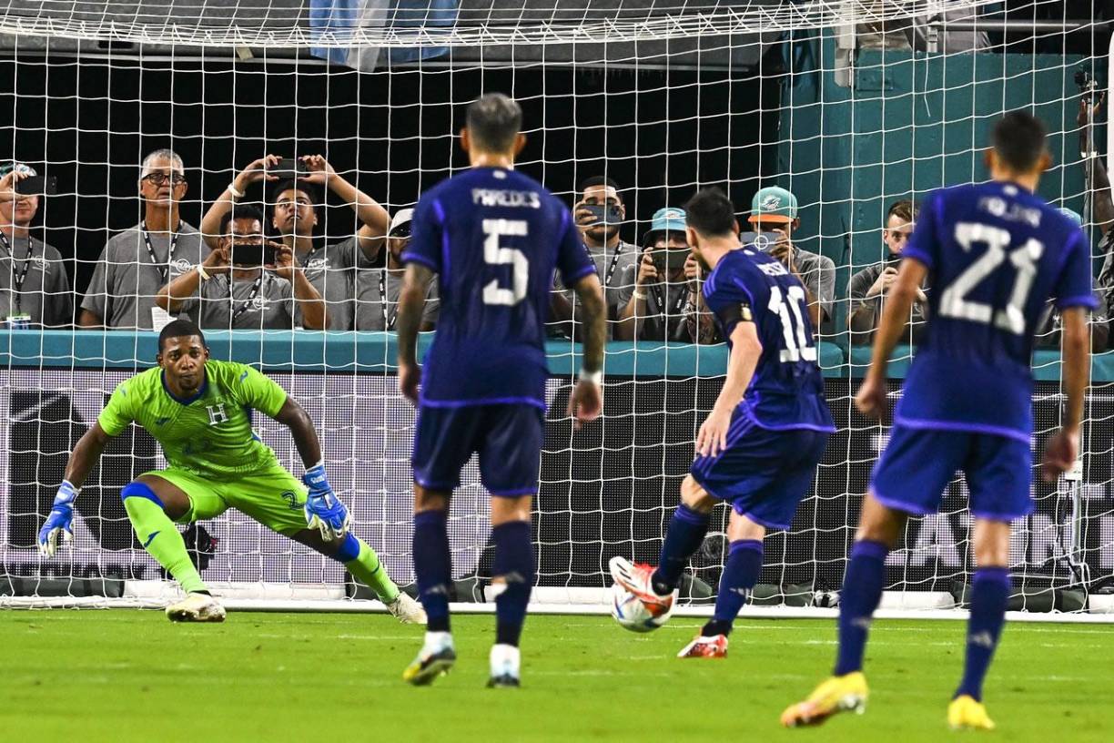 Messi hizo un doblete, el primero fue de penal, engañando a ‘Buba‘ López con el lanzamiento.