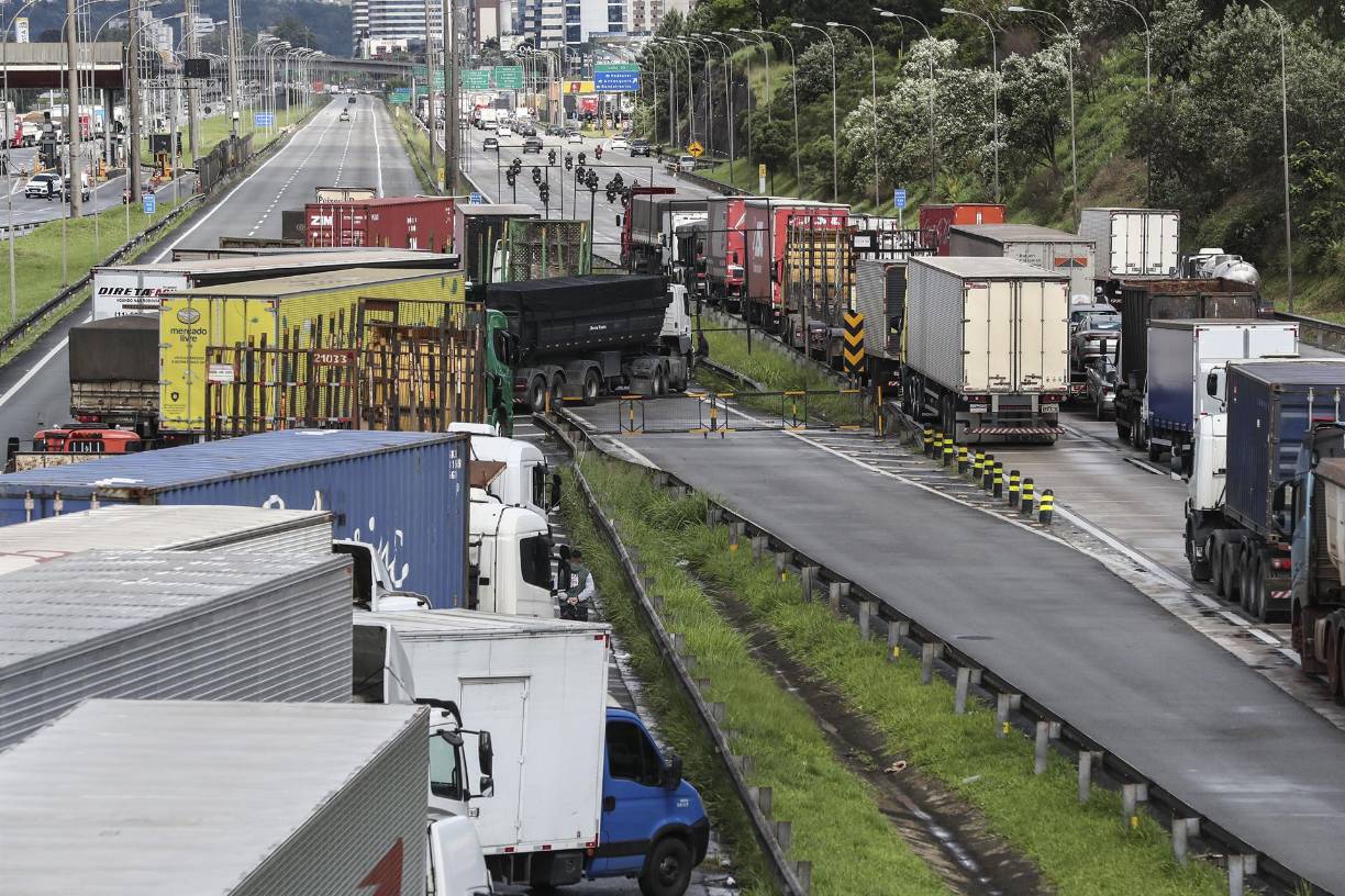 Un juez de la corte suprema determinó el lunes por la noche la “inmediata desobstrucción de las carreteras y vías públicas”, informó el Supremo Tribunal Federal en un comunicado. 