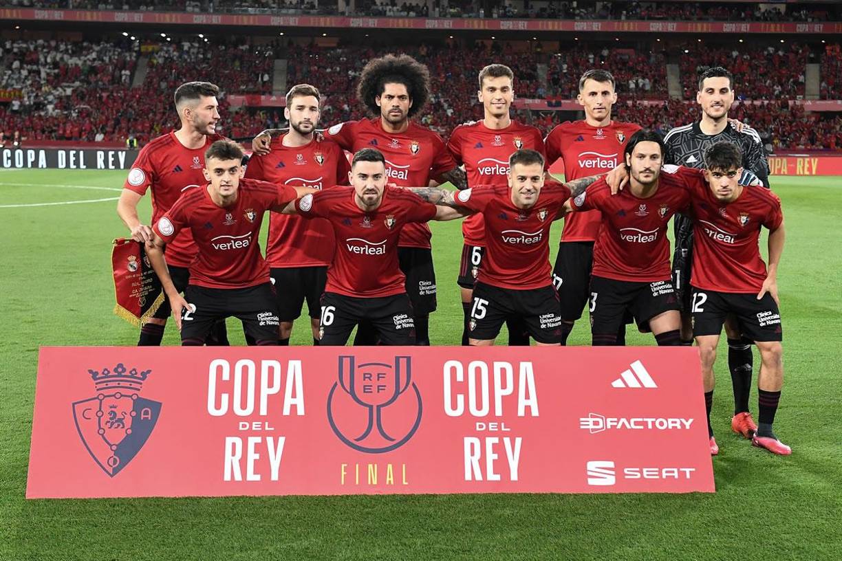 El 11 titular del Osasuna posando antes de la final de la Copa del Rey contra el Real Madrid.