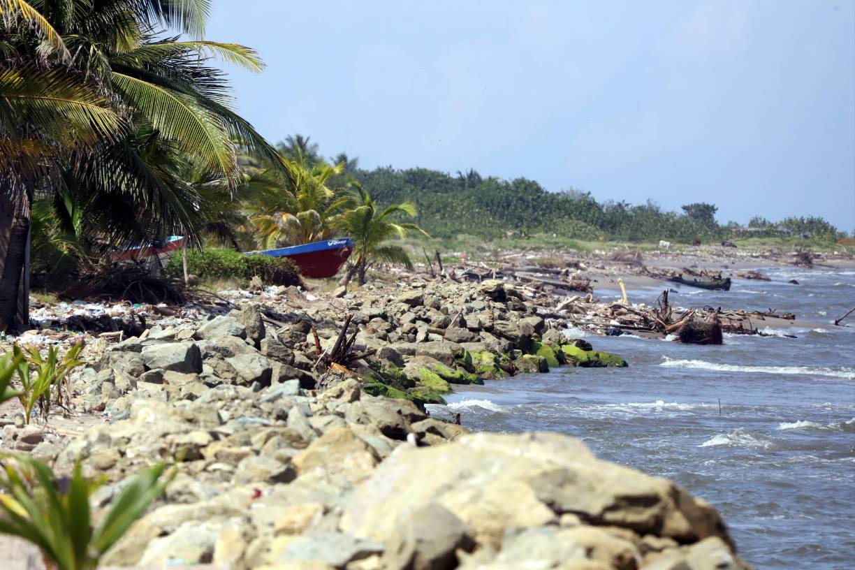 La nueva playa está lejos de ser atractiva, pero confían en que las piedras que se han colocado evitarán que el mar se siga comiendo su aldea. 