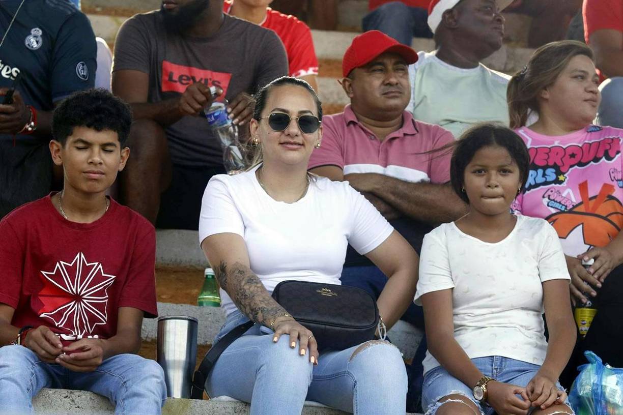 Un buen número de aficionados asistieron al estadio Francisco Martínez Durón.