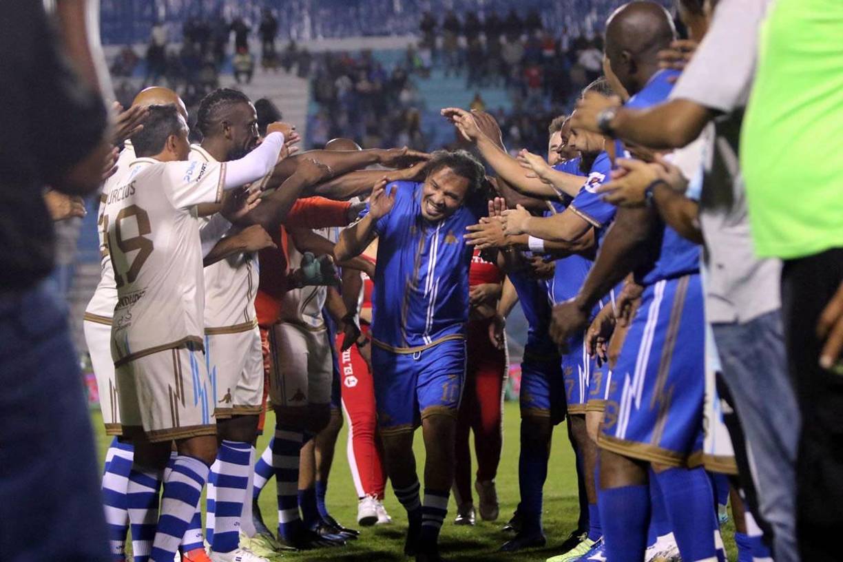 A ‘Rambo’ de León le hicieron un pasillo y los invitados a su partido le dieron unos ’cariñitos’.