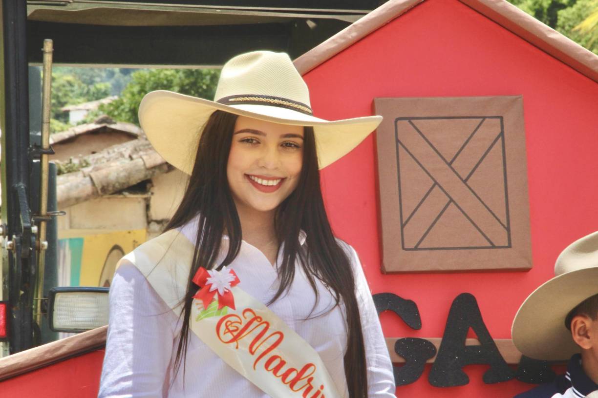 La madrina de la Asociación de Ganaderos de Dulce Nombre de Copán (AGAD), Sheryl Ivonne Moreno Rivera, acompañó el multitudinario desfile.