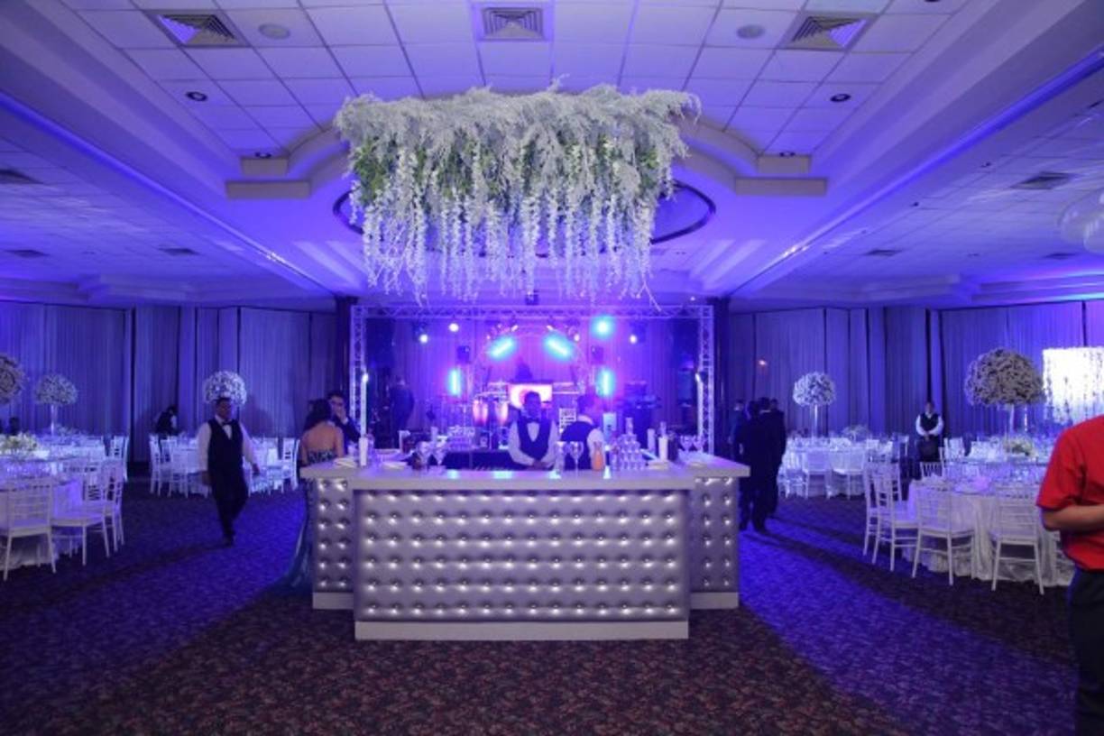 La estancia principal tenía un bar central bajo un torrente floral, efectos led y destellos platinados.