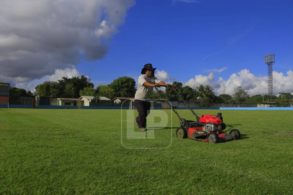 La grama de la cancha fue cortada a dos pulgadas, Real España ha estado entrenando en los últimos días para adaptarse a su escenario
