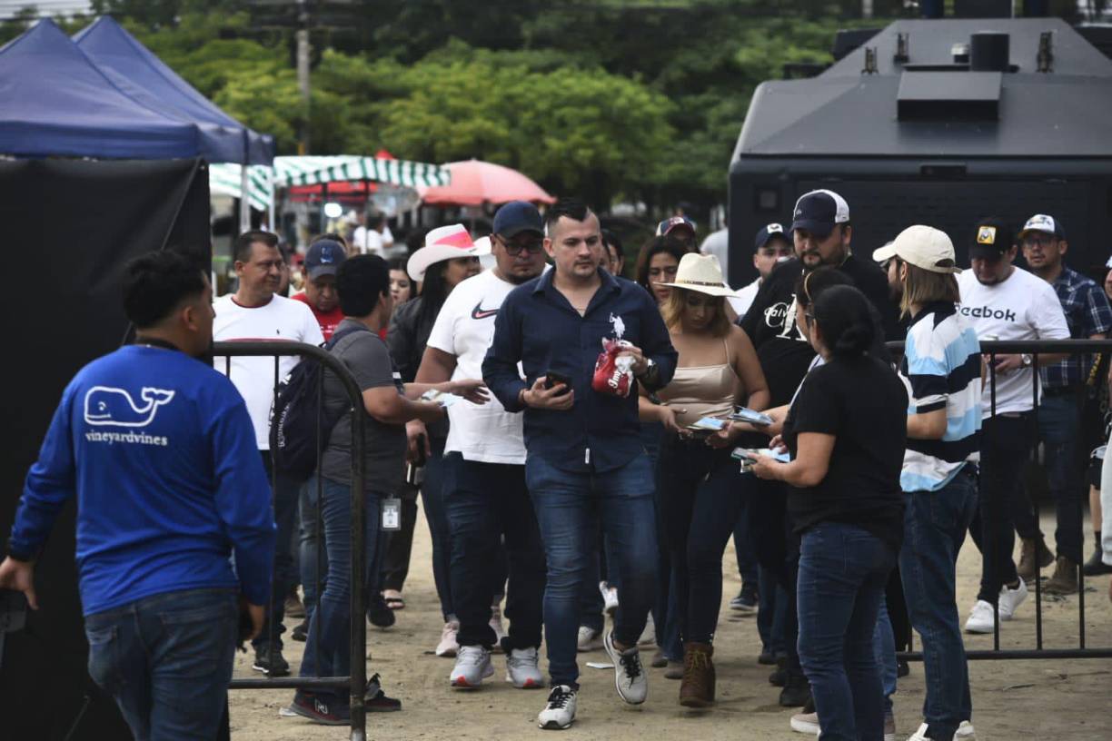 <b>El alcalde Roberto Contreras declaró la semana pasada que solamente podrían ingresar al recinto con su ticket en mano y no con códigos QR por motivos de control de la SAR (</b>Servicio de Administración de Rentas).