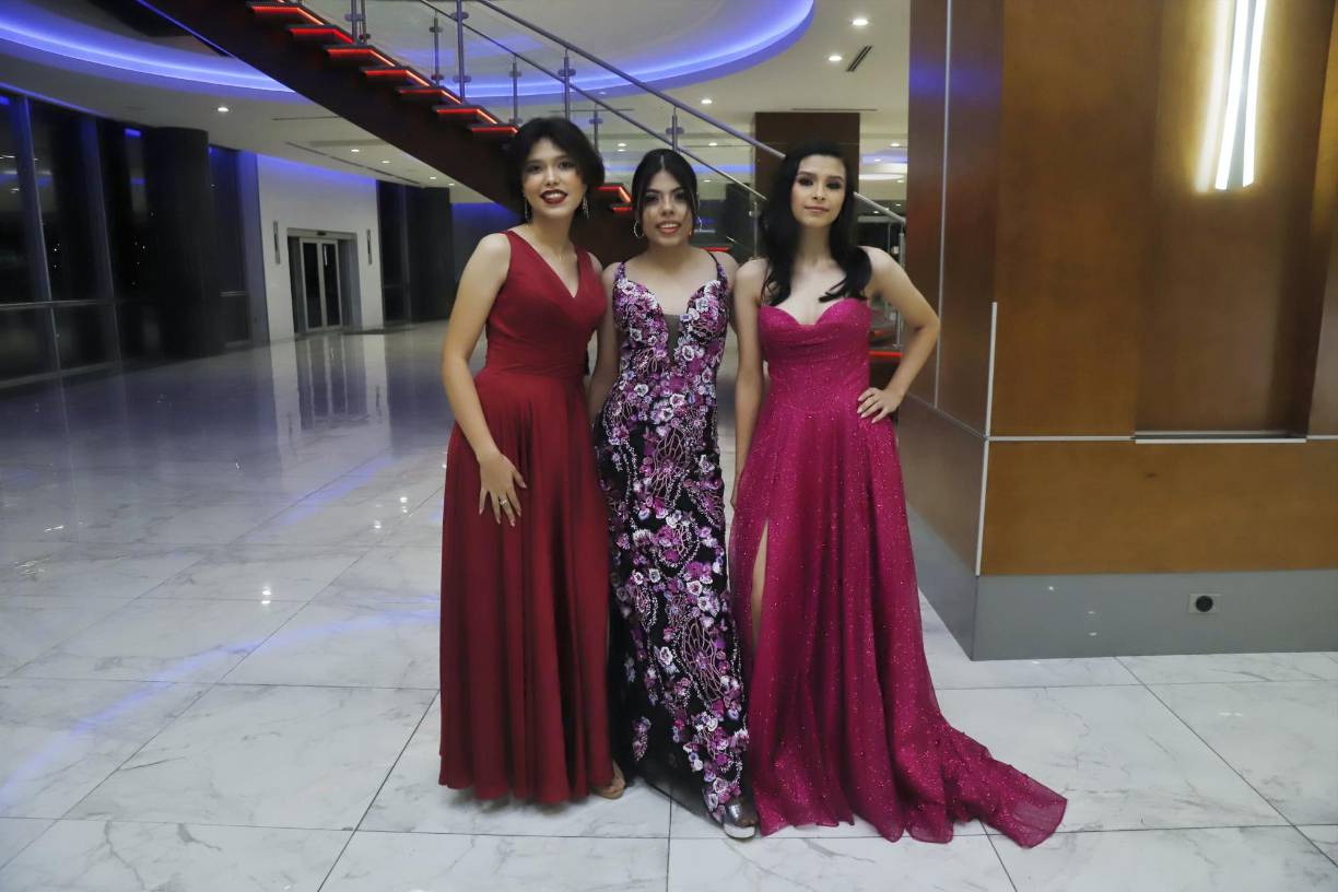 Los seniors de la Saint Peter´s Academy celebraron su ansiada fiesta de graduación, luego de lograr terminar sus estudios de secundaria en una institución bilingüe reconocida en la zona norte. Un total de 62 jóvenes fueron parte del festejo junto a sus familiares y amigos, con quienes gozaron de una noche especial y única en sus vivencias. La elegancia, las fotografías y el buen ambiente imperaron en el Centro de Convenciones del Hotel Copantl.En la foto: Alejandra Alvarado, Massiel Pérez y Andrea Herrera