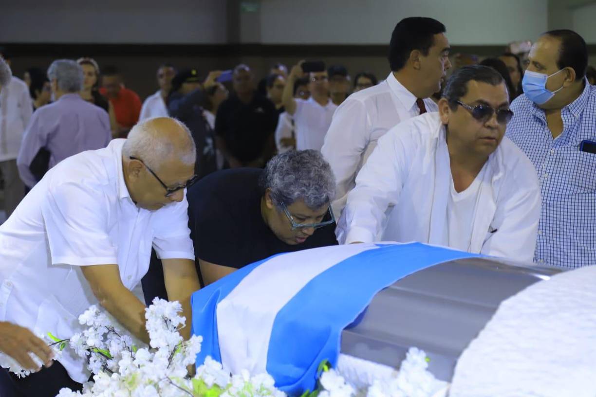 Amigos, colegas y familiares han dicho presente en este sentido homenaje al gran Moisés Canelo. 