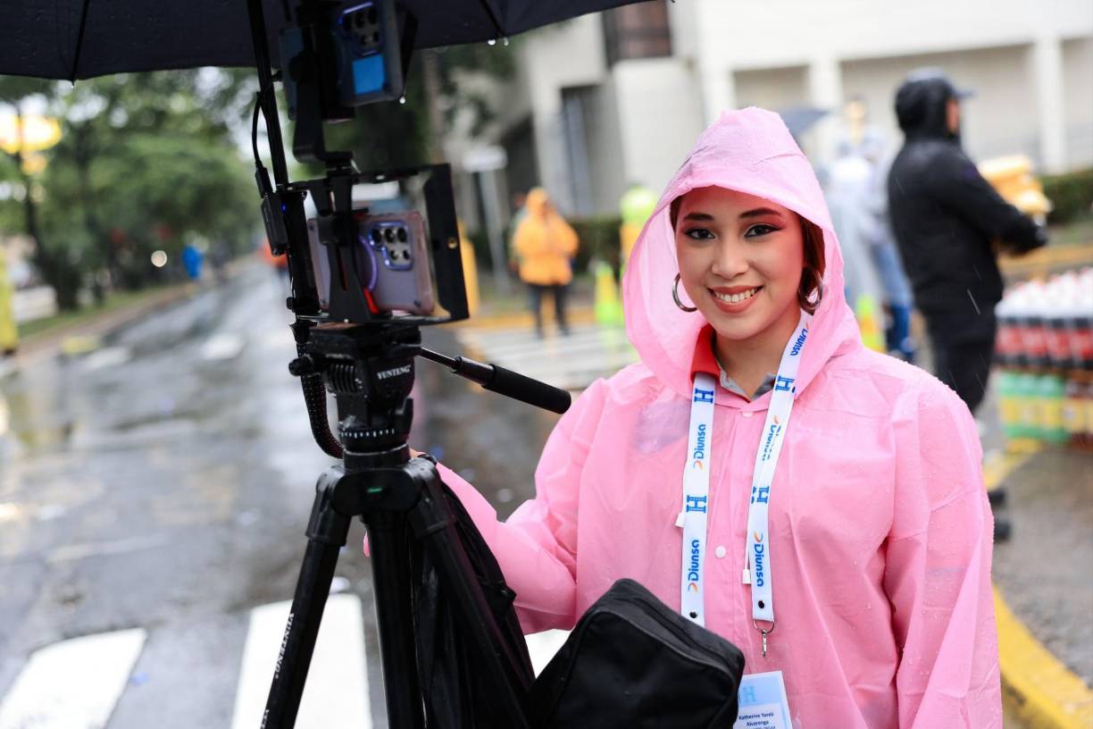 Katherine Alvarenga, de Fútbol Total Honduras, presente en el estadio para darle cobertura al encuentro de la Nations League, que comienza a las 8:00 p. m. 