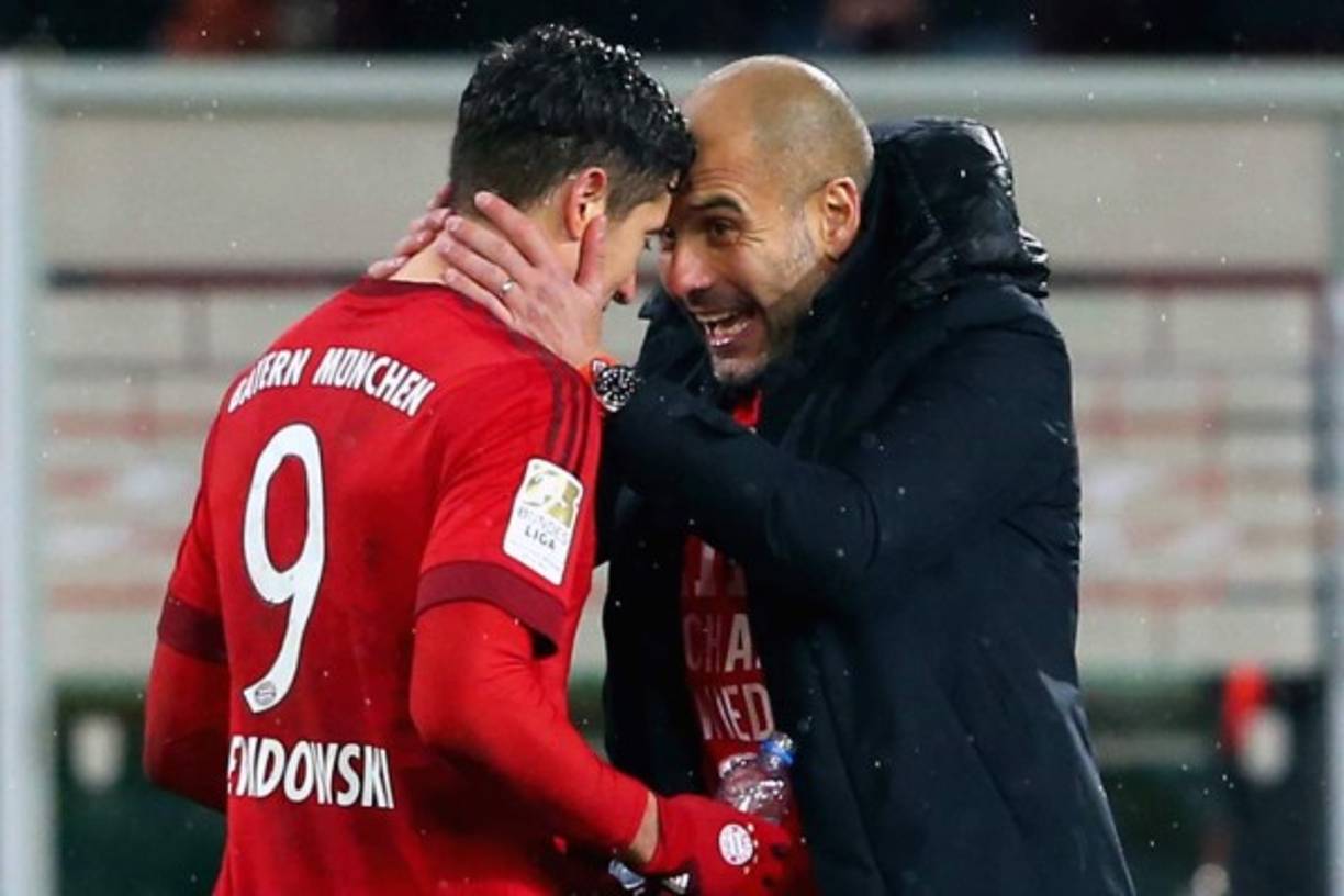 La posible salida de Robert Lewandowski del Bayern Múnich ha revolucionado el mercado de fichajes. Pep Guardiola, técnico del Manchester City, ha hablado sobre la posibilidad de que el delantero polaco pudiera llegar al cuadro inglés. “Pasemos a la siguiente pregunta. Lewandowski es un jugador demasiado importante para el Bayern y se quedará en el Bayern de Múnich“, expresó.