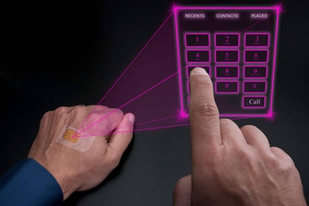 Chips implantados: En 2020 Nostradamus tuvo una visión que humanos traerían chips incrustados en su piel.