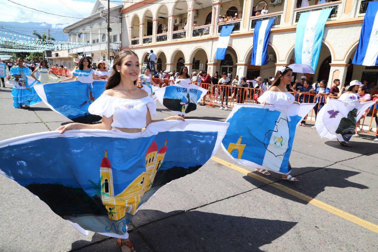Los países de Centroamérica fueron lucidos por estas hermosas estudiantes en la Ceiba.