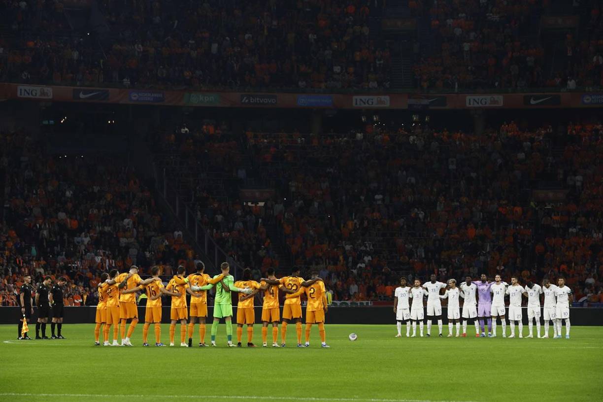 Los jugadores de Países Bajos y Francia guardan en el Johan Cruyff Arena de Ámsterdam un minuto de silencio en memoria de las víctimas de la guerra Israel-Palestina.