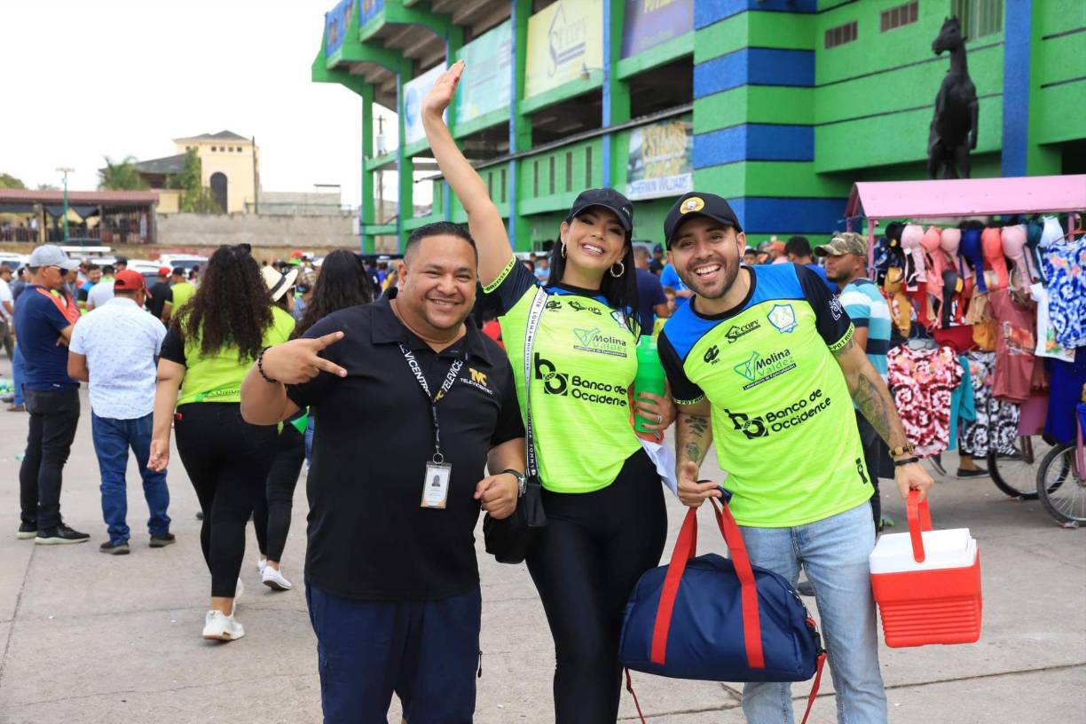 La hermosa presentadora de televisión Loren Mercadal, nacida en Juticalpa, llegó al estadio para apoyar al Olancho FC, junto a su compañero Elmer Valladares.