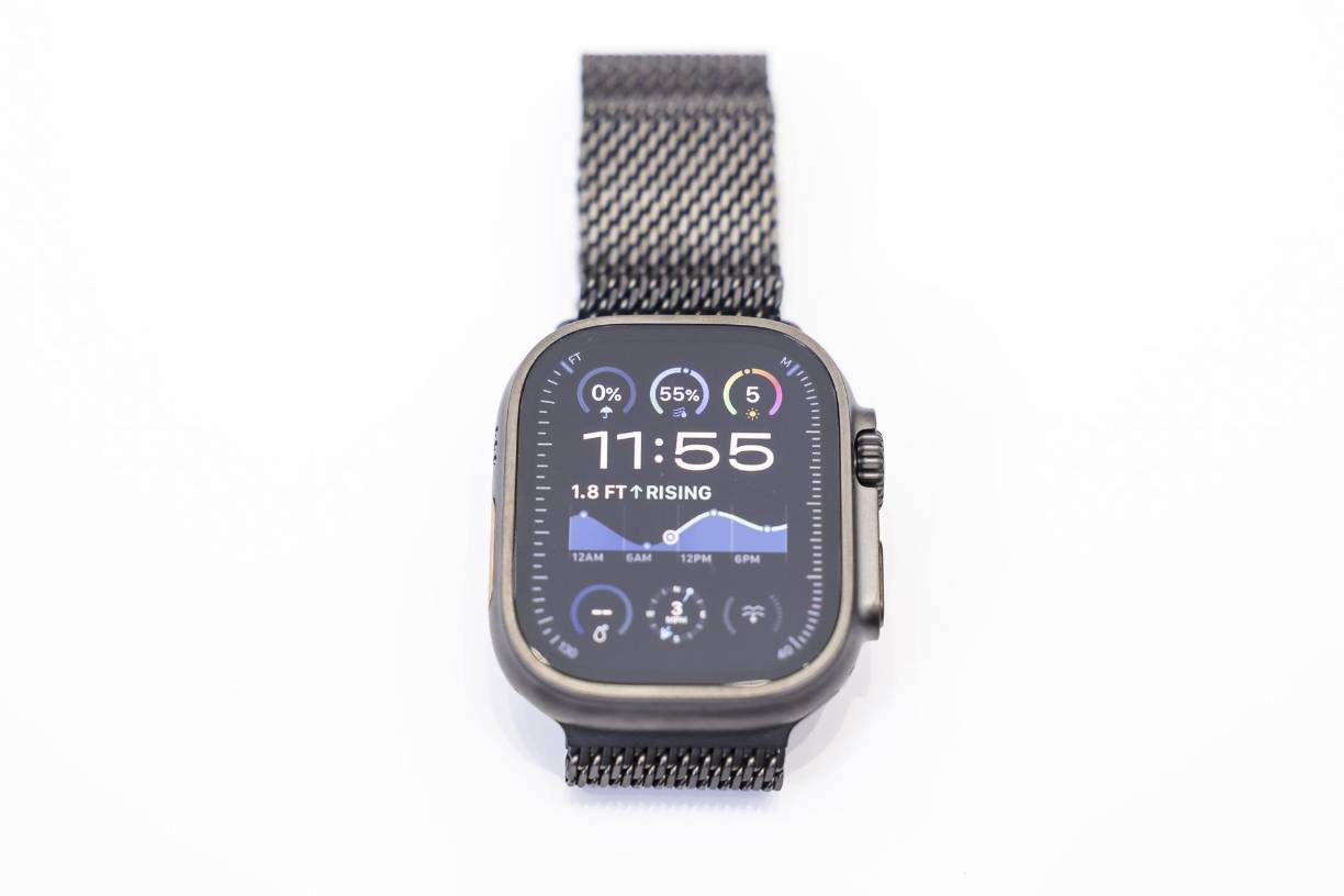 Al presentar la serie 10 de Apple Watch hoy, Cook destacó su “pantalla más grande” -que permite que el dispositivo muestre una línea de texto adicional en la pantalla- y fina, con un grosor de 9,7 milímetros, lo que lo hace un 10 % más delgado que el Apple Watch Serie 9.