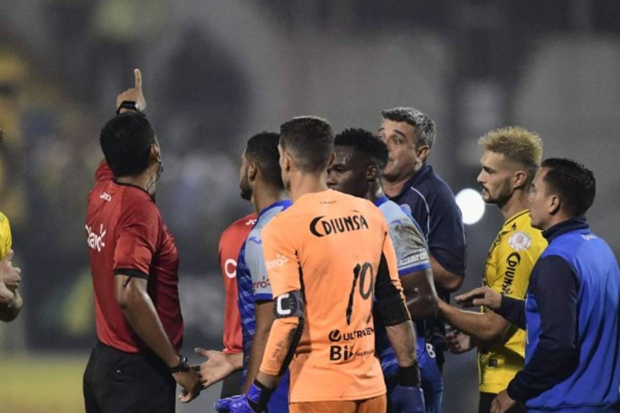 Raúl Castro no quiso escuchar a Diego Vázquez y lo echó del campo.